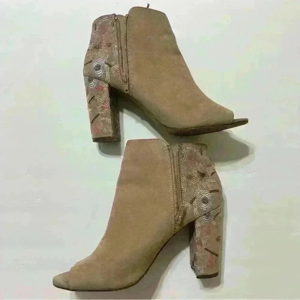 Women's SO Beige Suede Embroidered Open Toe Booties Size 9.5 Boho Floral outdoor - Picture 4 of 13